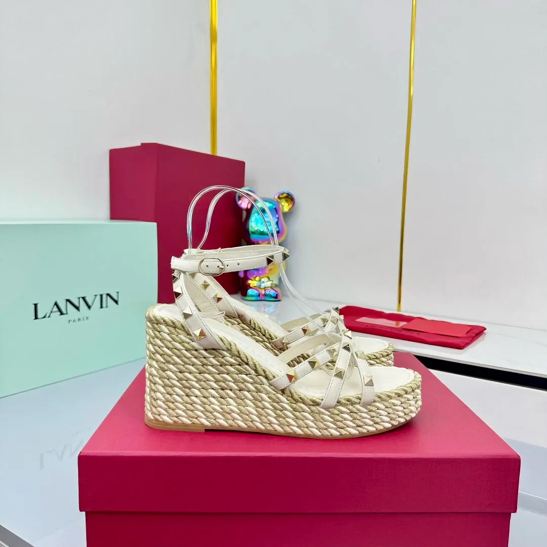 👟👟Ex-factory price 580👟👟 Valentino's new high-version riveted hemp rope woven wedge sandals. Simple and super versatile. Perfect and luxurious on the feet, they can be matched with any spring and summer clothes. The feet feel even more comfortable! The material is a perfect replica of the original version. The original buckle is disassembled and molded. Cowhide surface. Cowhide lining. Electroplated rivet buckle. Original non-slip rubber outsole. Three colors available! The gold heel is about 10cm high. The forefoot platform is about 4cm. It comes with original packaging from the counter! SIZE: 35--40 (41 can be customized)